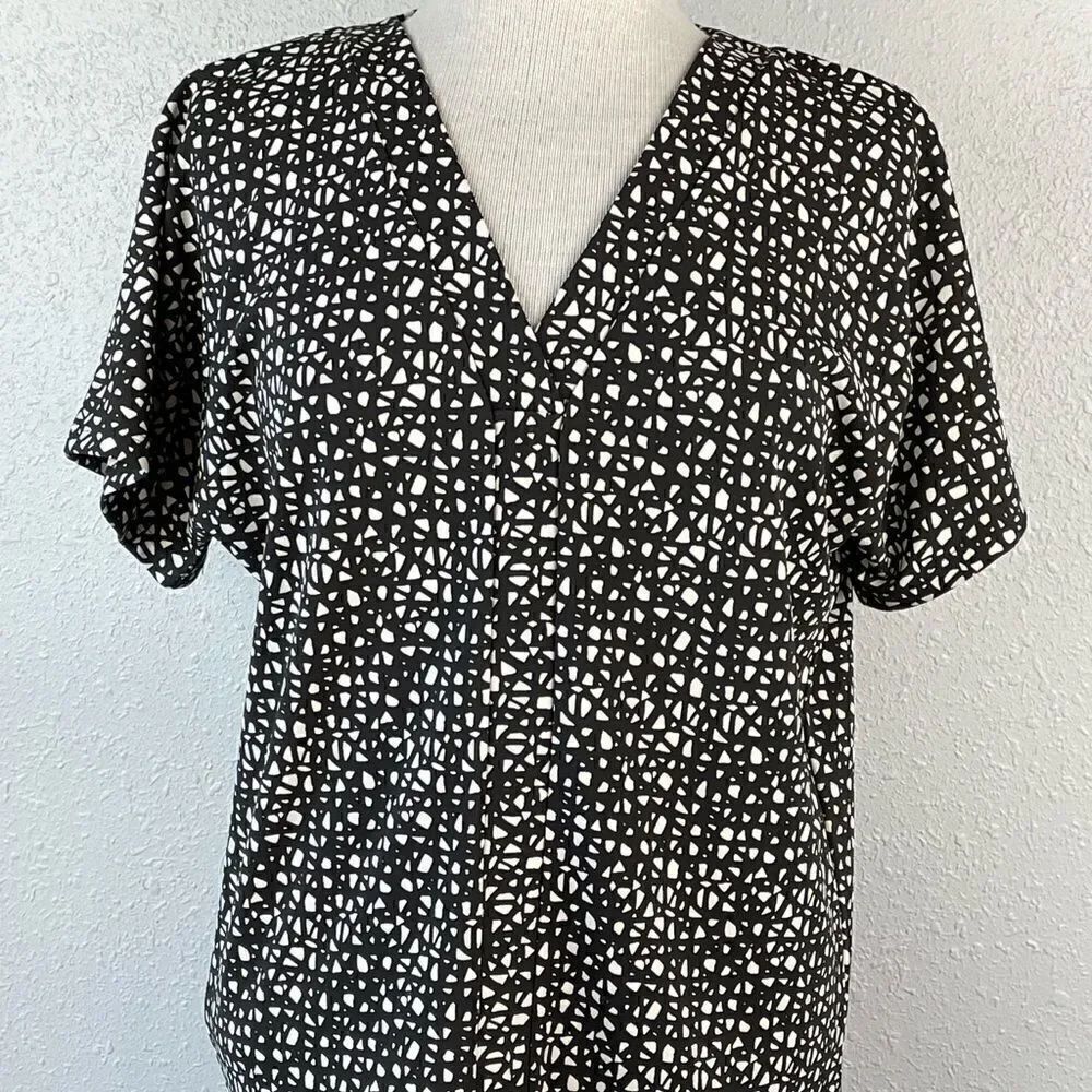 EUC Liz Claiborne Womens V-Neck Brown and Cream Blouse Size M